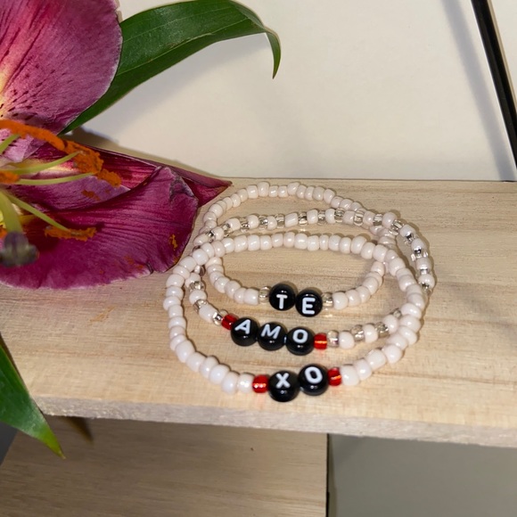 Handmade TE AMO XO Alphabet Glass Beaded Bracelet - Picture 5 of 6